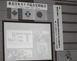 講演を行うローリー・ピーターズ参事官。「『東北物語』は続く」と感謝の気持ちを伝えた